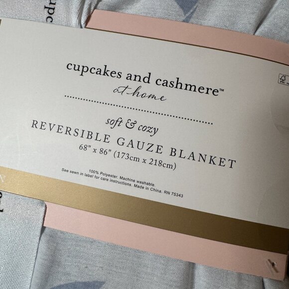 Cupcakes & Cashmere Blue &‎ White Bow Reversible Gauze Blanket 68" x 86" NWT - Picture 7 of 7